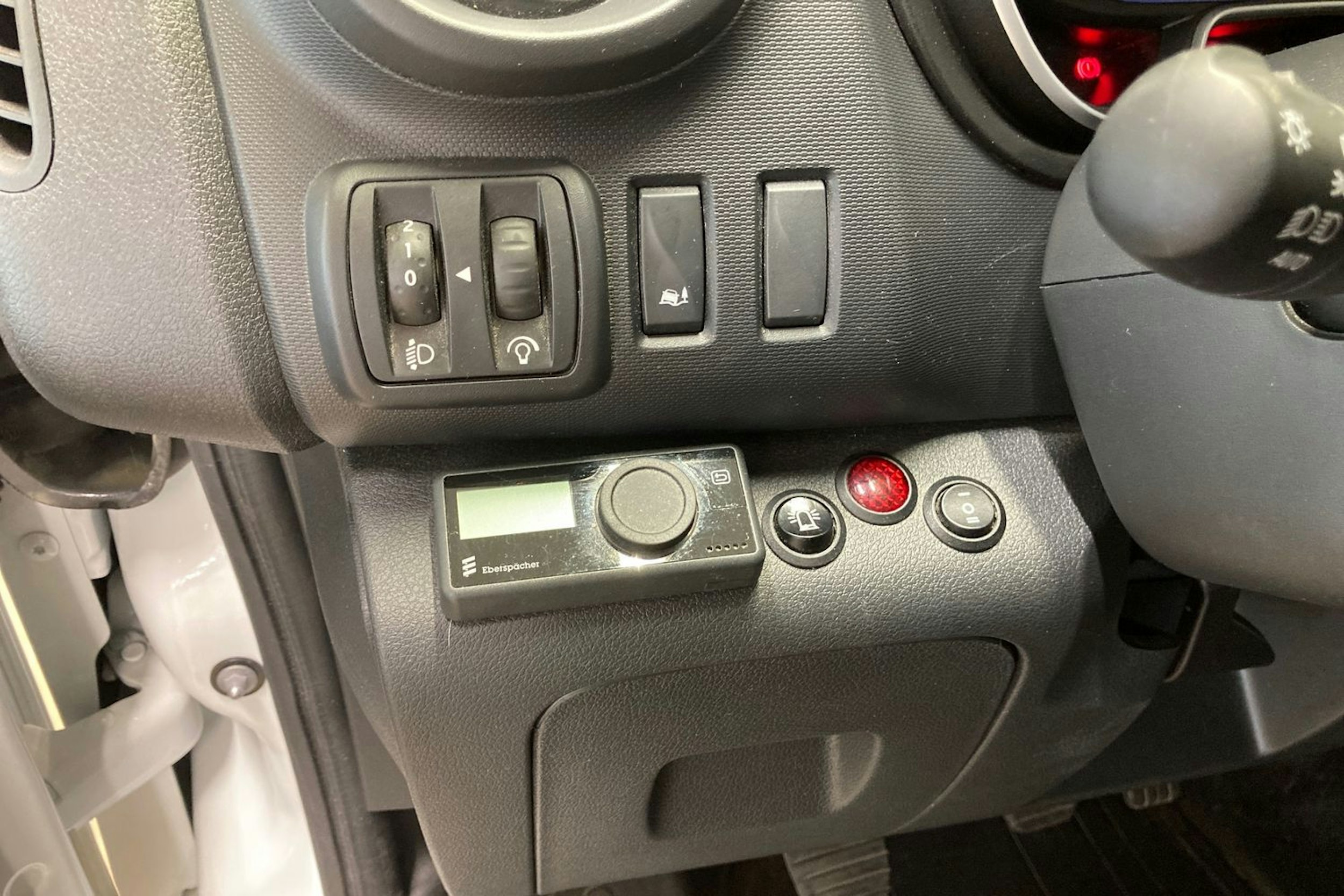 valkoinen Renault Trafic 2021 kuva 15.