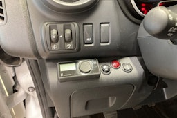 valkoinen Renault Trafic 2021 kuva 15.