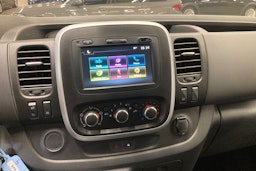 valkoinen Renault Trafic 2021 kuva 16.