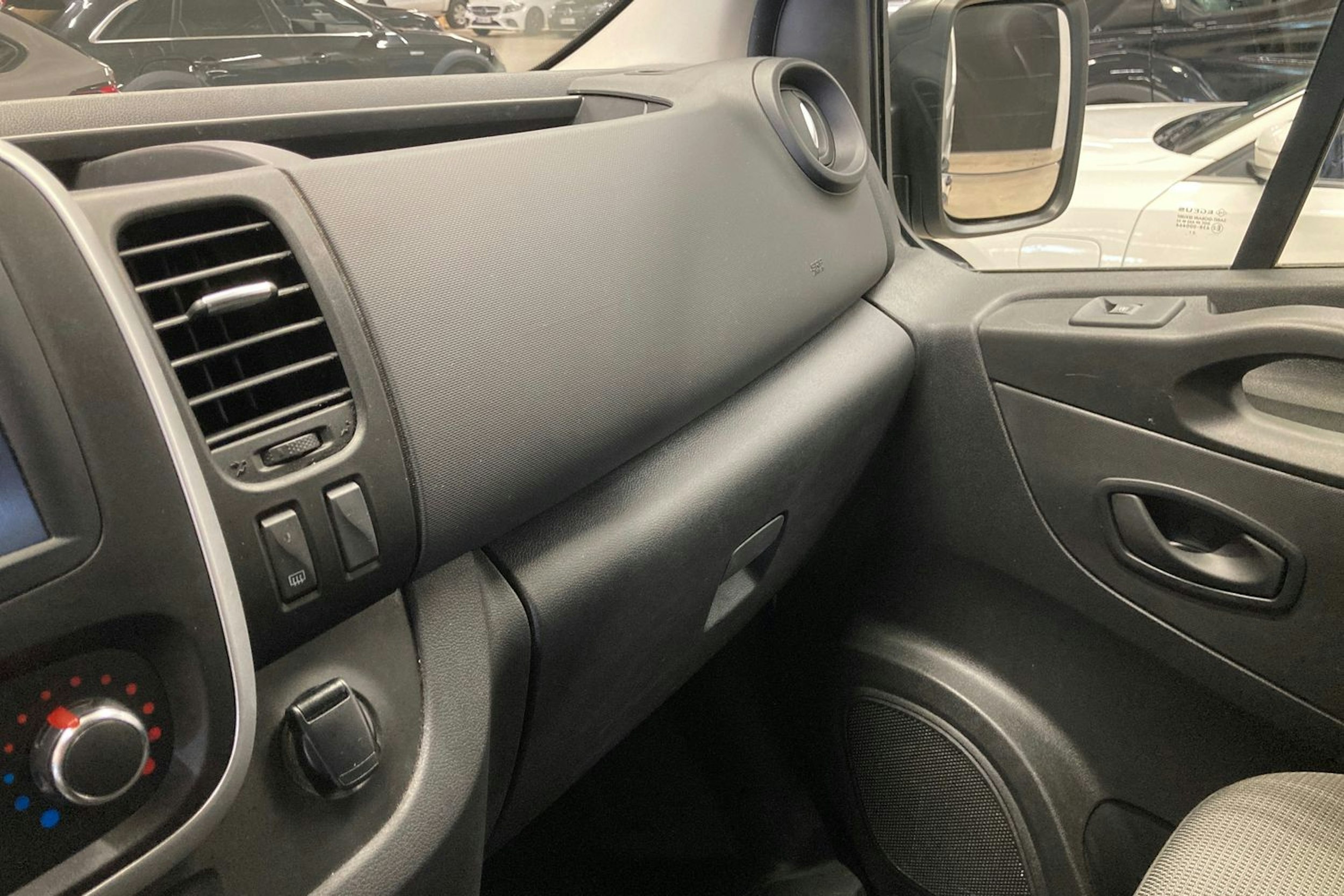 valkoinen Renault Trafic 2021 kuva 21.