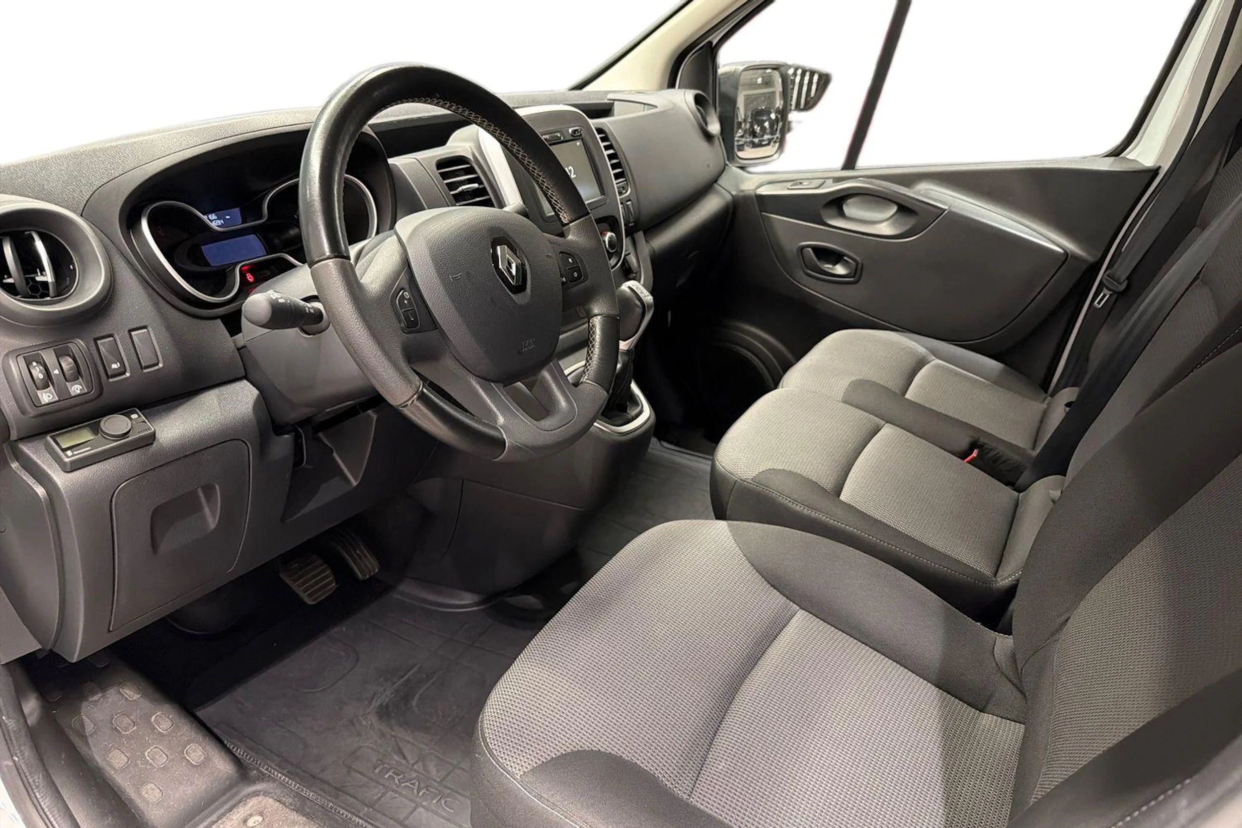 valkoinen Renault Trafic 2021 kuva 8.