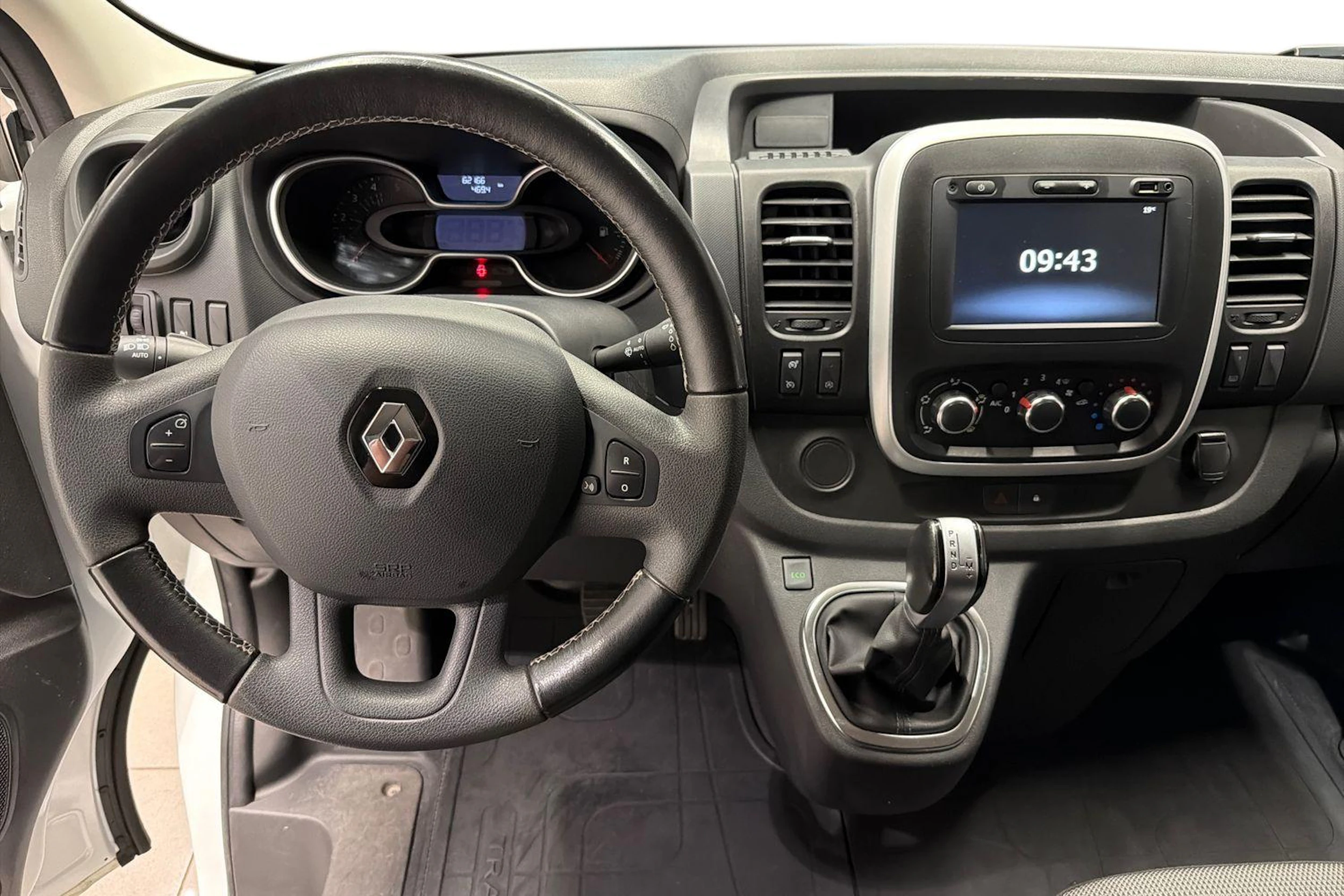 valkoinen Renault Trafic 2021 kuva 9.