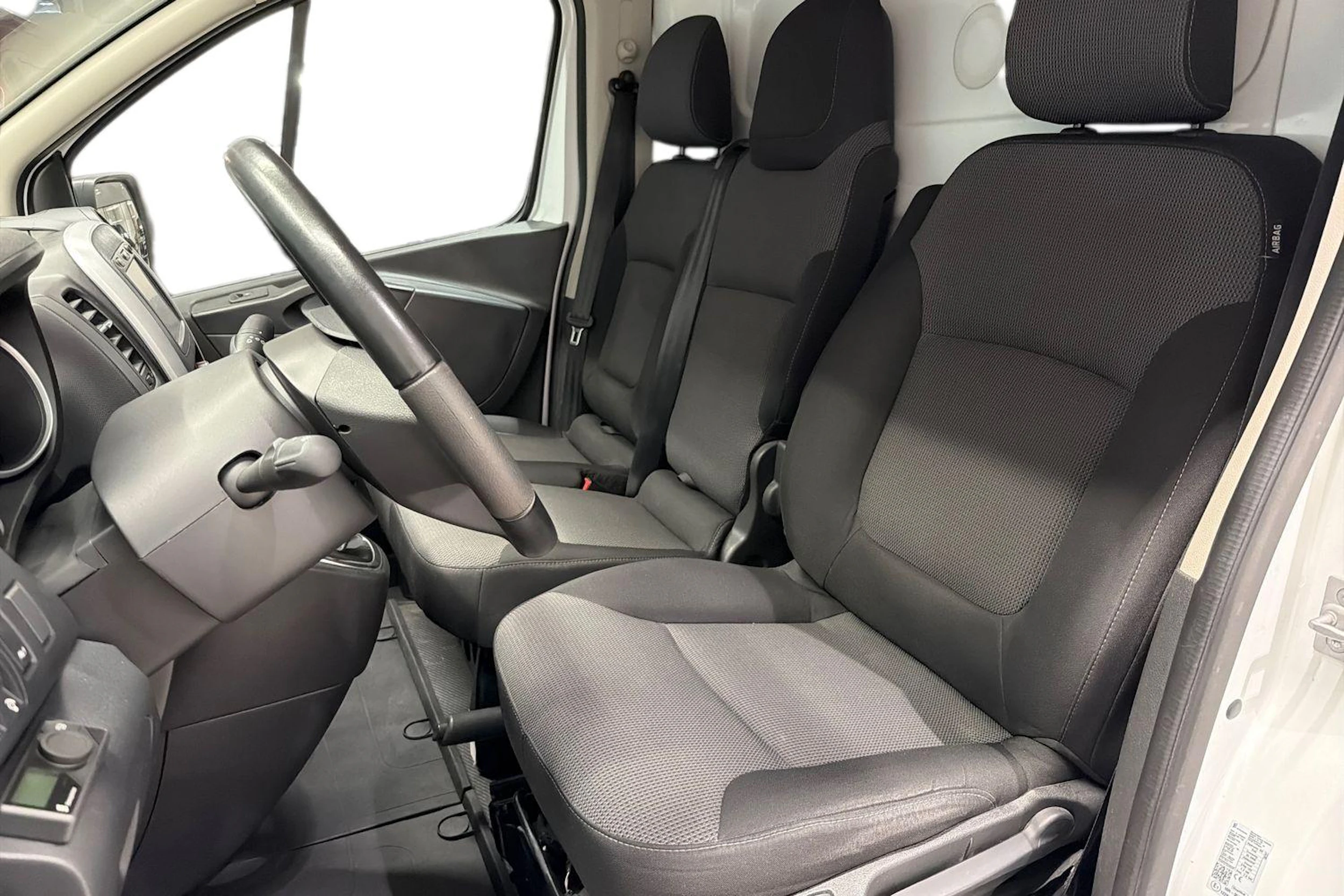 valkoinen Renault Trafic 2021 kuva 11.