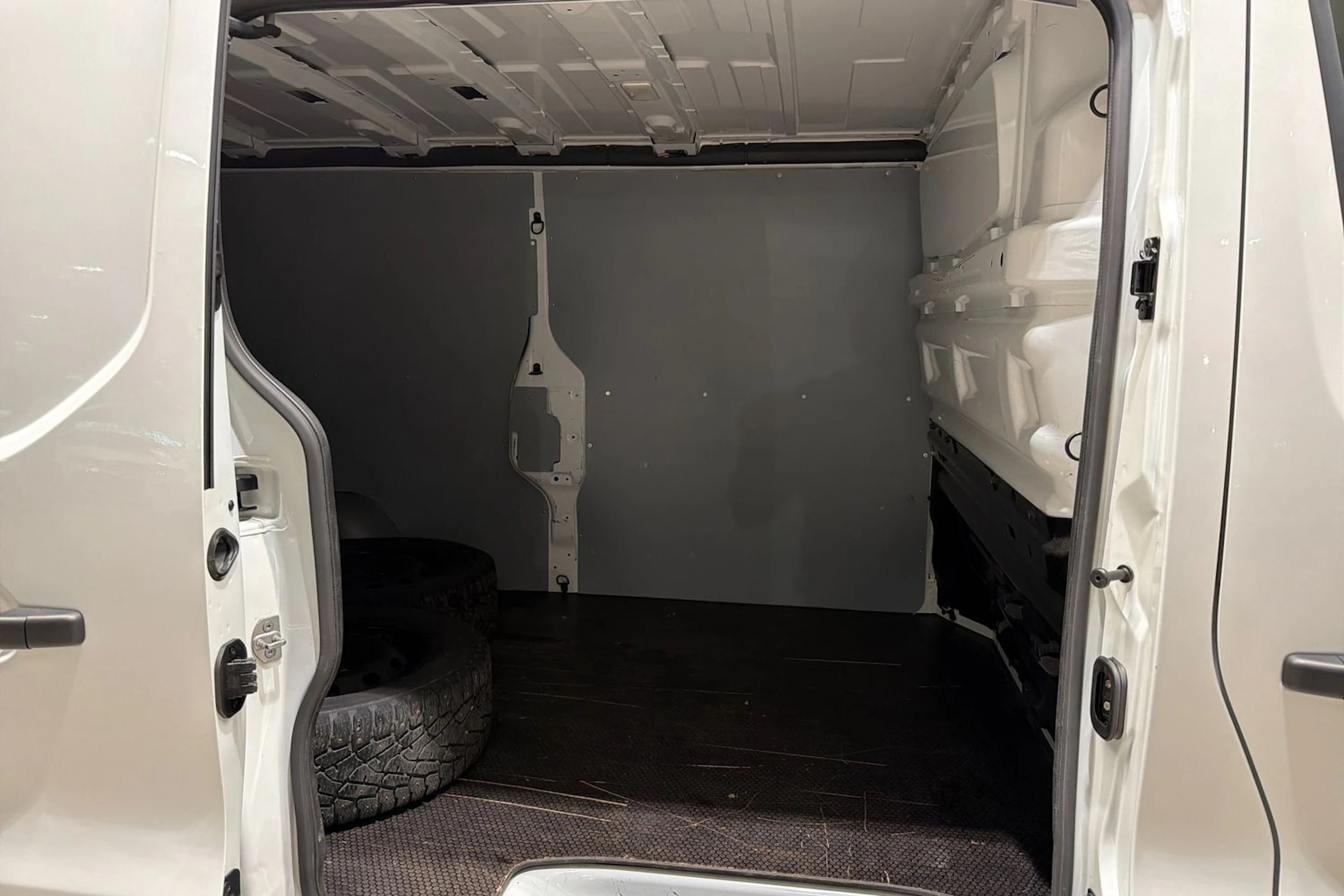 valkoinen Renault Trafic 2021 kuva 18.