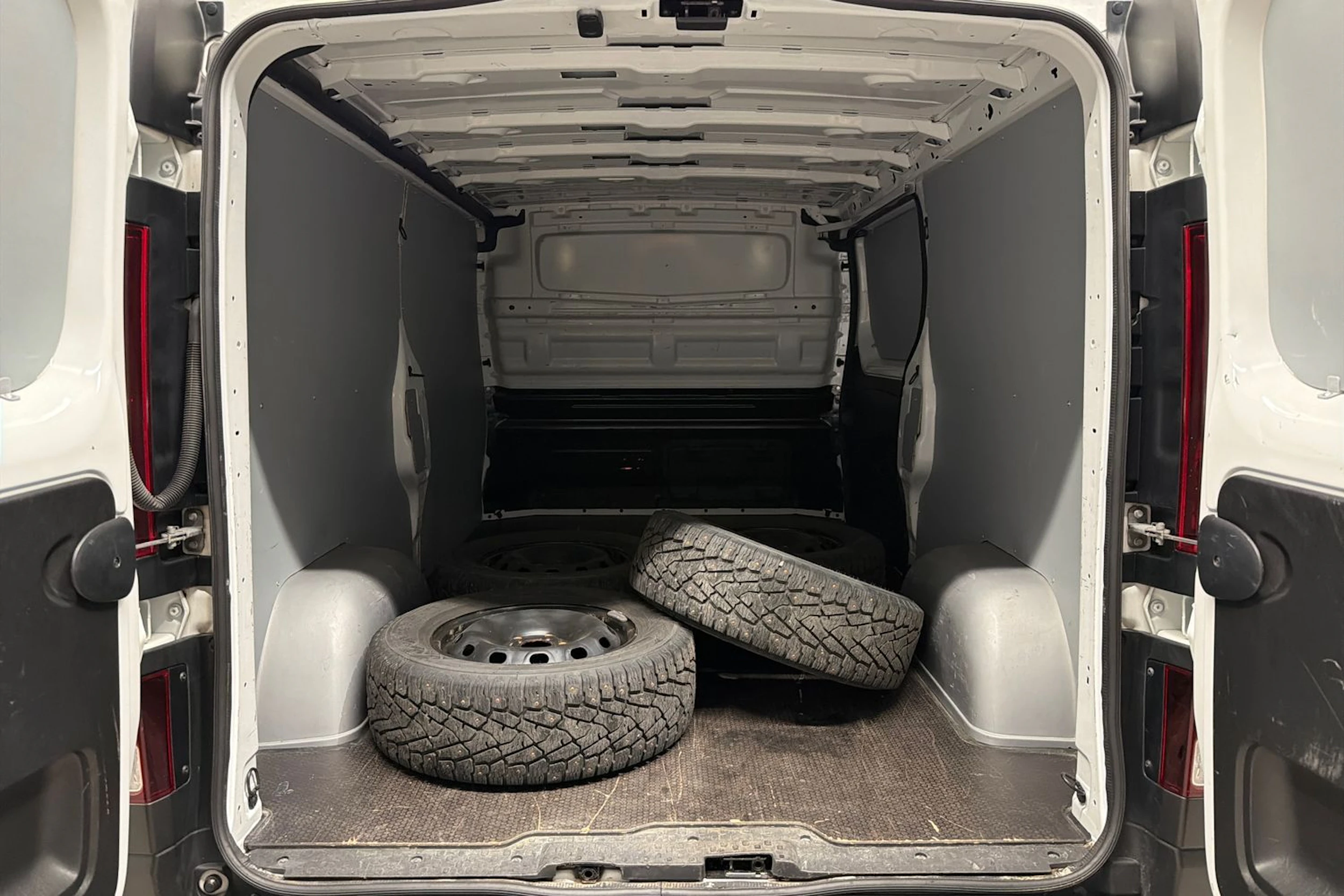 valkoinen Renault Trafic 2021 kuva 19.
