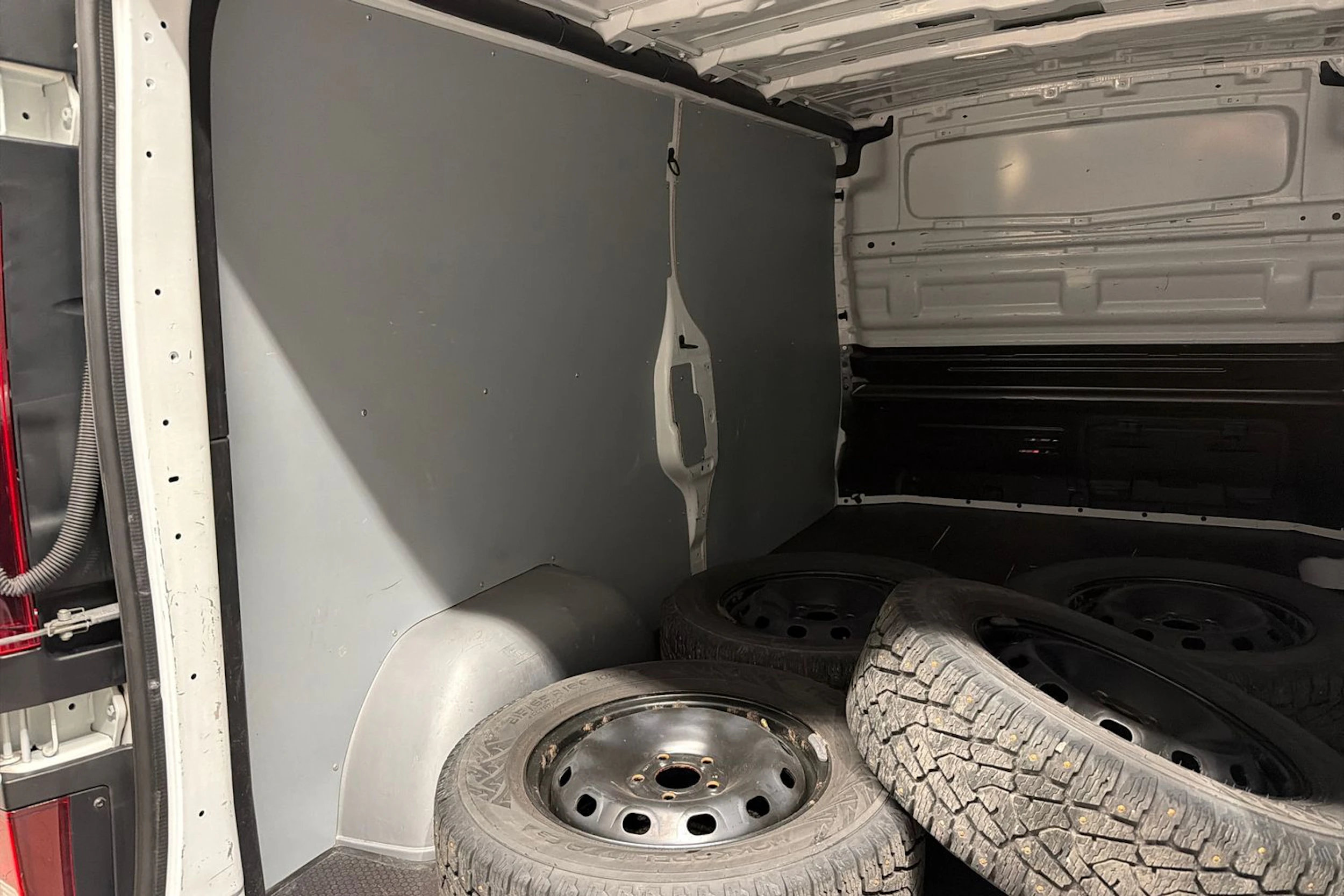 valkoinen Renault Trafic 2021 kuva 20.