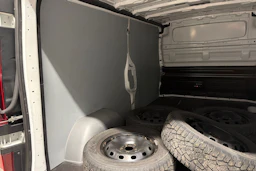 valkoinen Renault Trafic 2021 kuva 20.