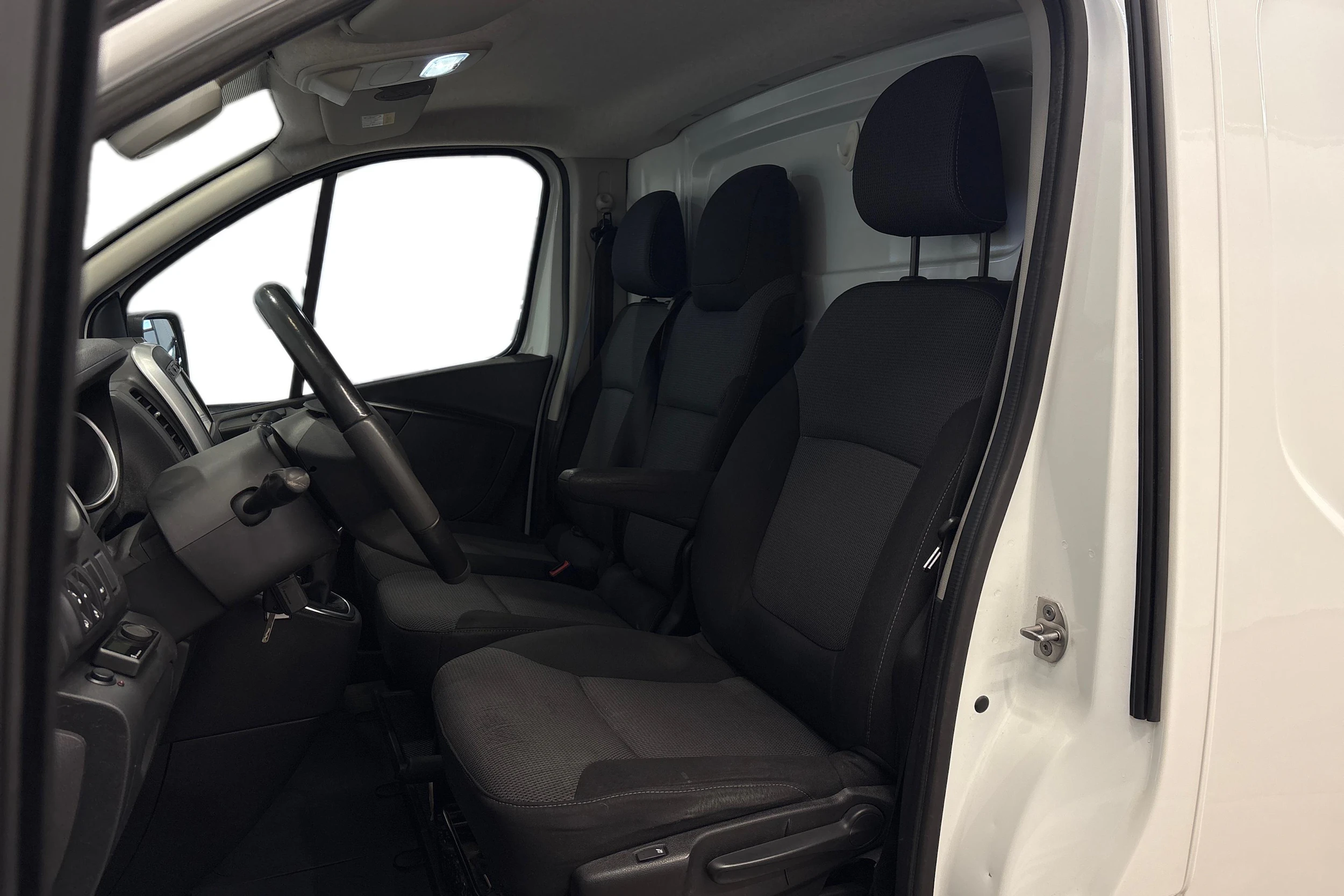 Valkoinen Renault Trafic 2021 kuva 7.