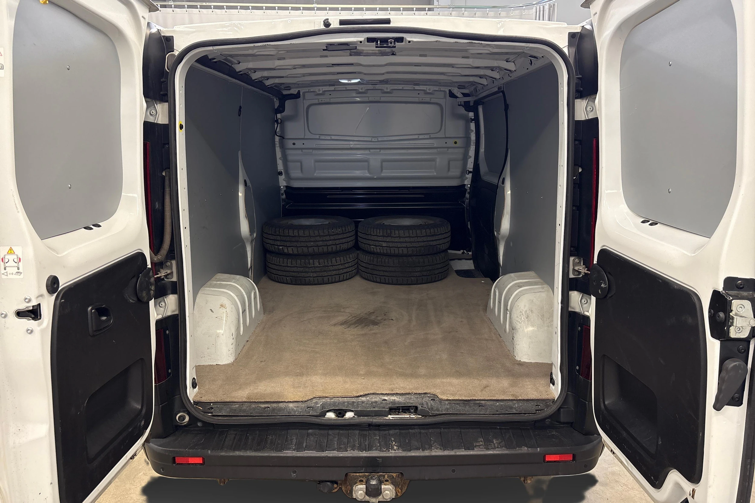 Valkoinen Renault Trafic 2021 kuva 9.