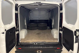 Valkoinen Renault Trafic 2021 kuva 9.