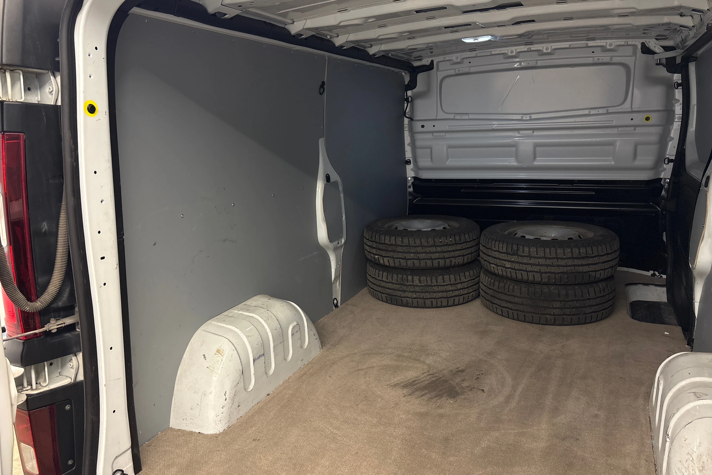 Valkoinen Renault Trafic 2021 kuva 10.