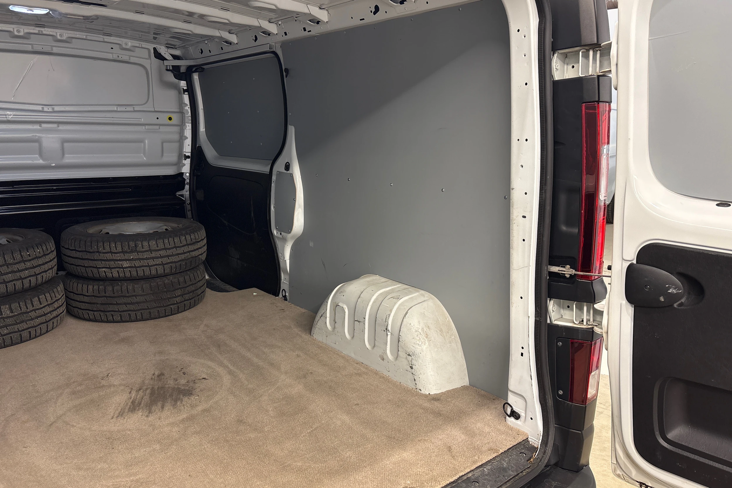 Valkoinen Renault Trafic 2021 kuva 11.