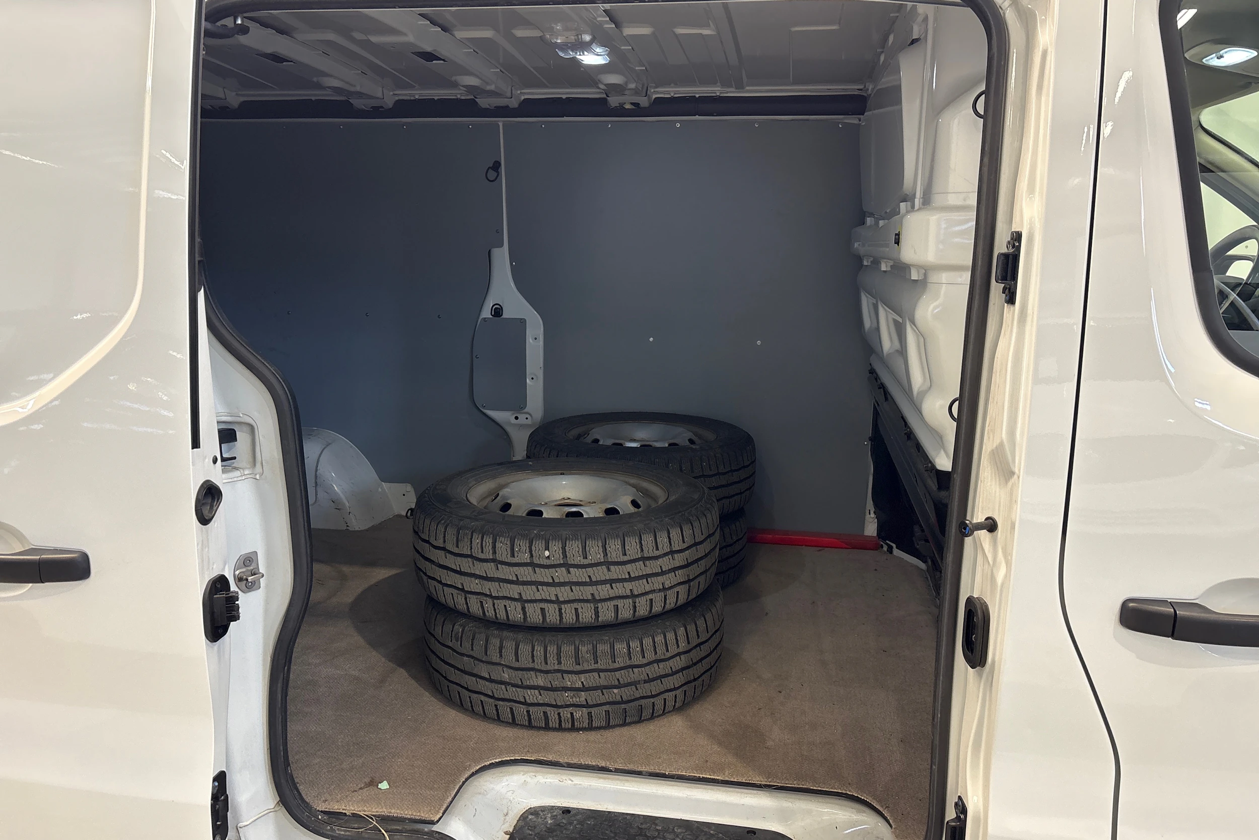 Valkoinen Renault Trafic 2021 kuva 12.