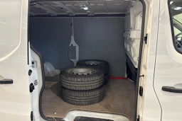 Valkoinen Renault Trafic 2021 kuva 12.