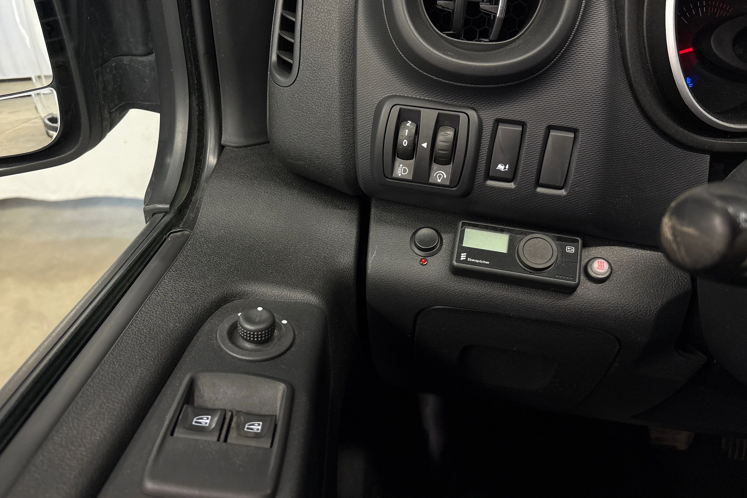 Valkoinen Renault Trafic 2021 kuva 15.