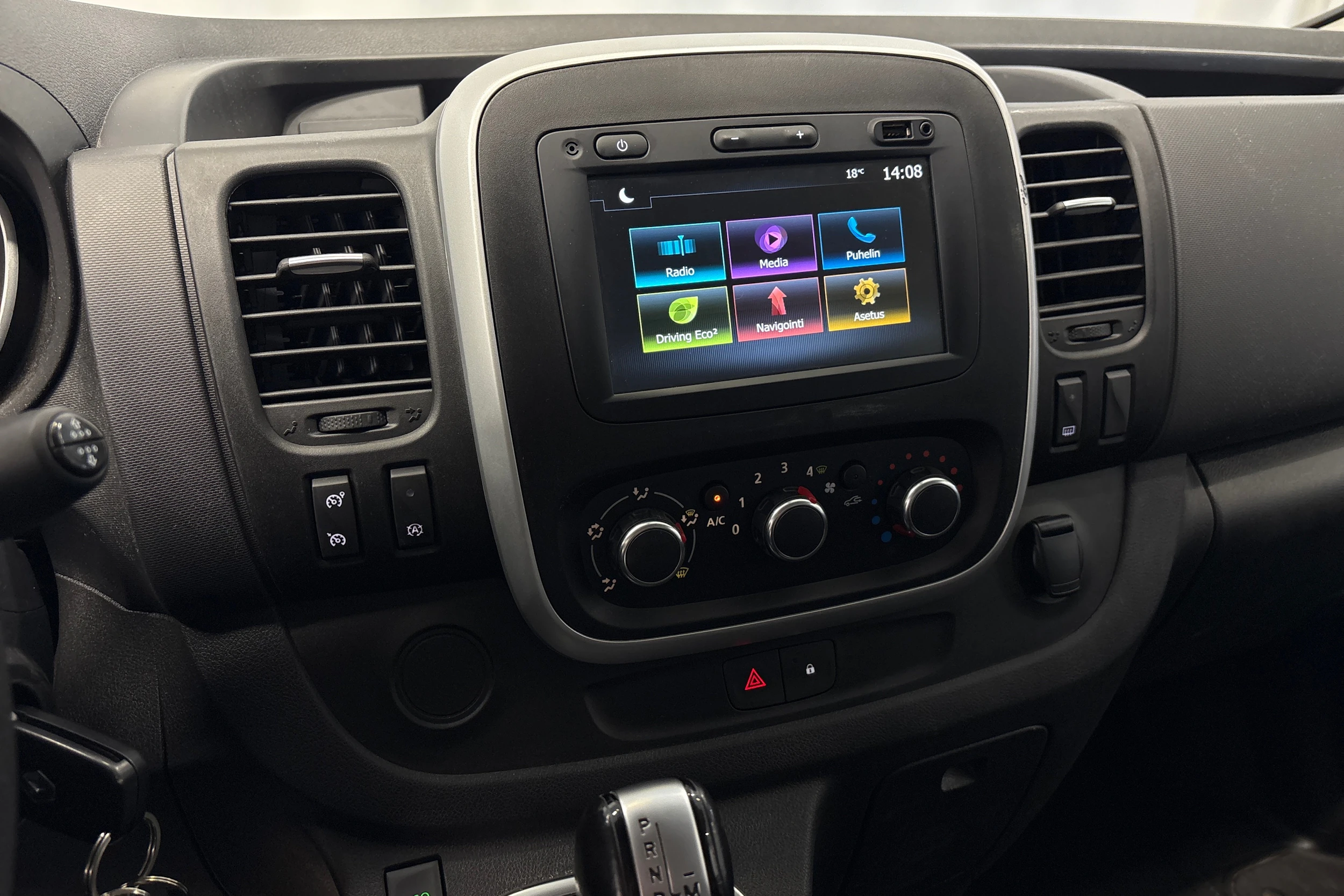 Valkoinen Renault Trafic 2021 kuva 16.