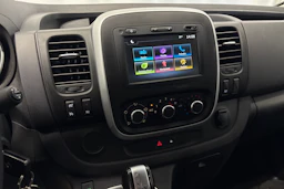 Valkoinen Renault Trafic 2021 kuva 16.