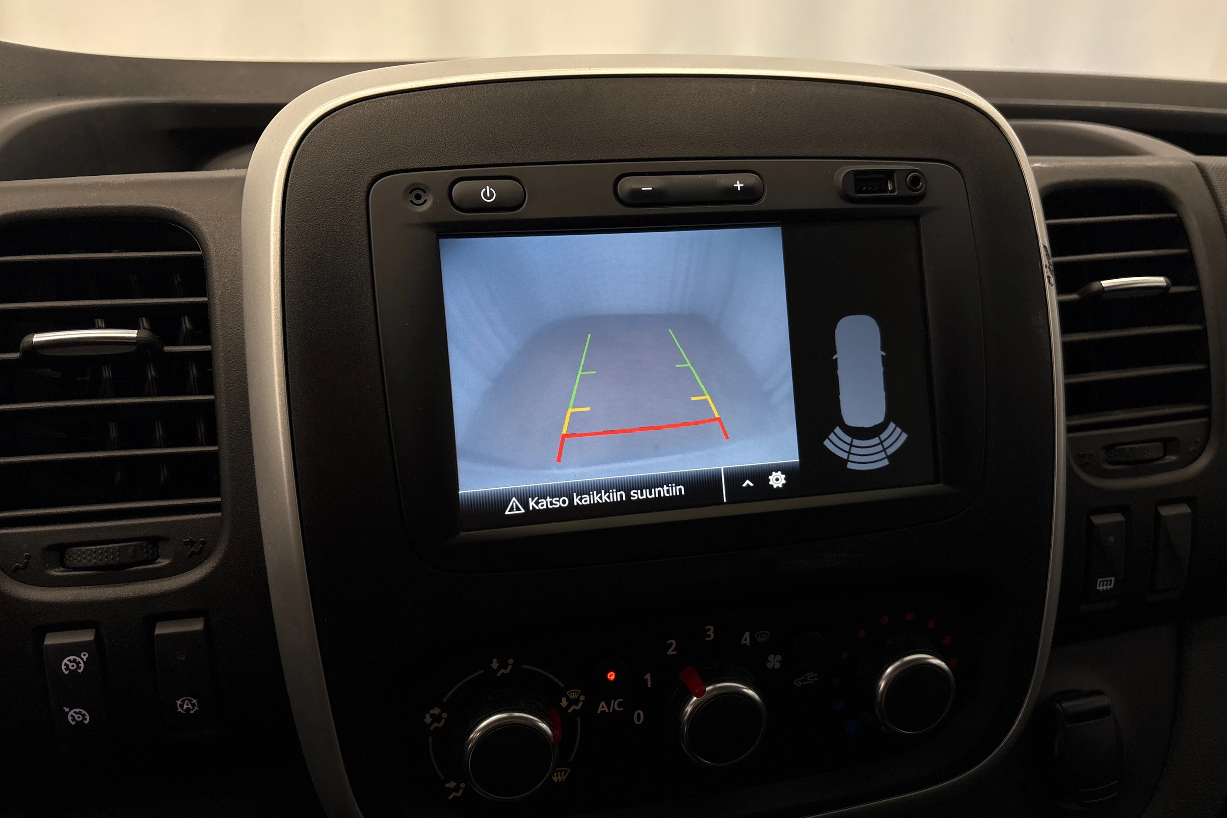 Valkoinen Renault Trafic 2021 kuva 17.