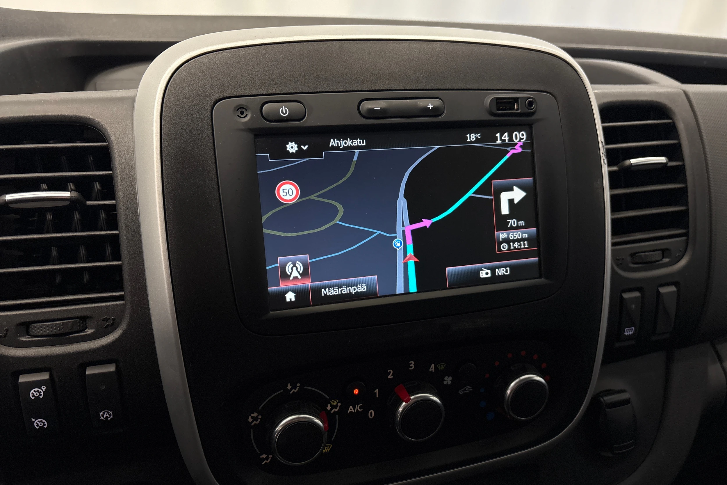 Valkoinen Renault Trafic 2021 kuva 18.