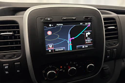 Valkoinen Renault Trafic 2021 kuva 18.