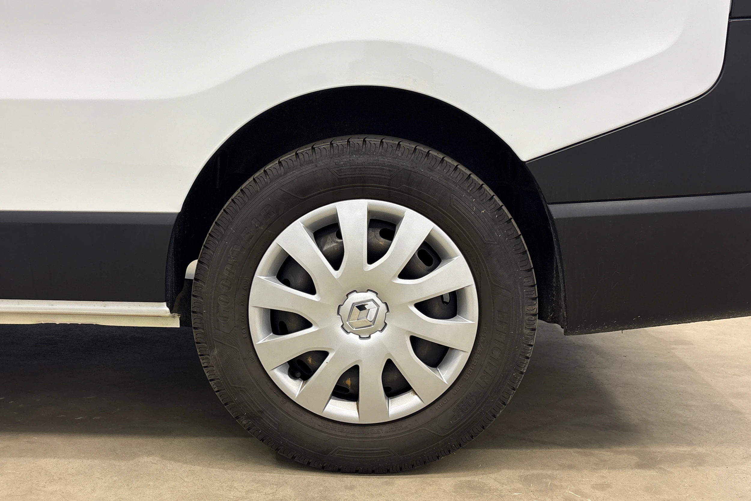 Valkoinen Renault Trafic 2021 kuva 20.