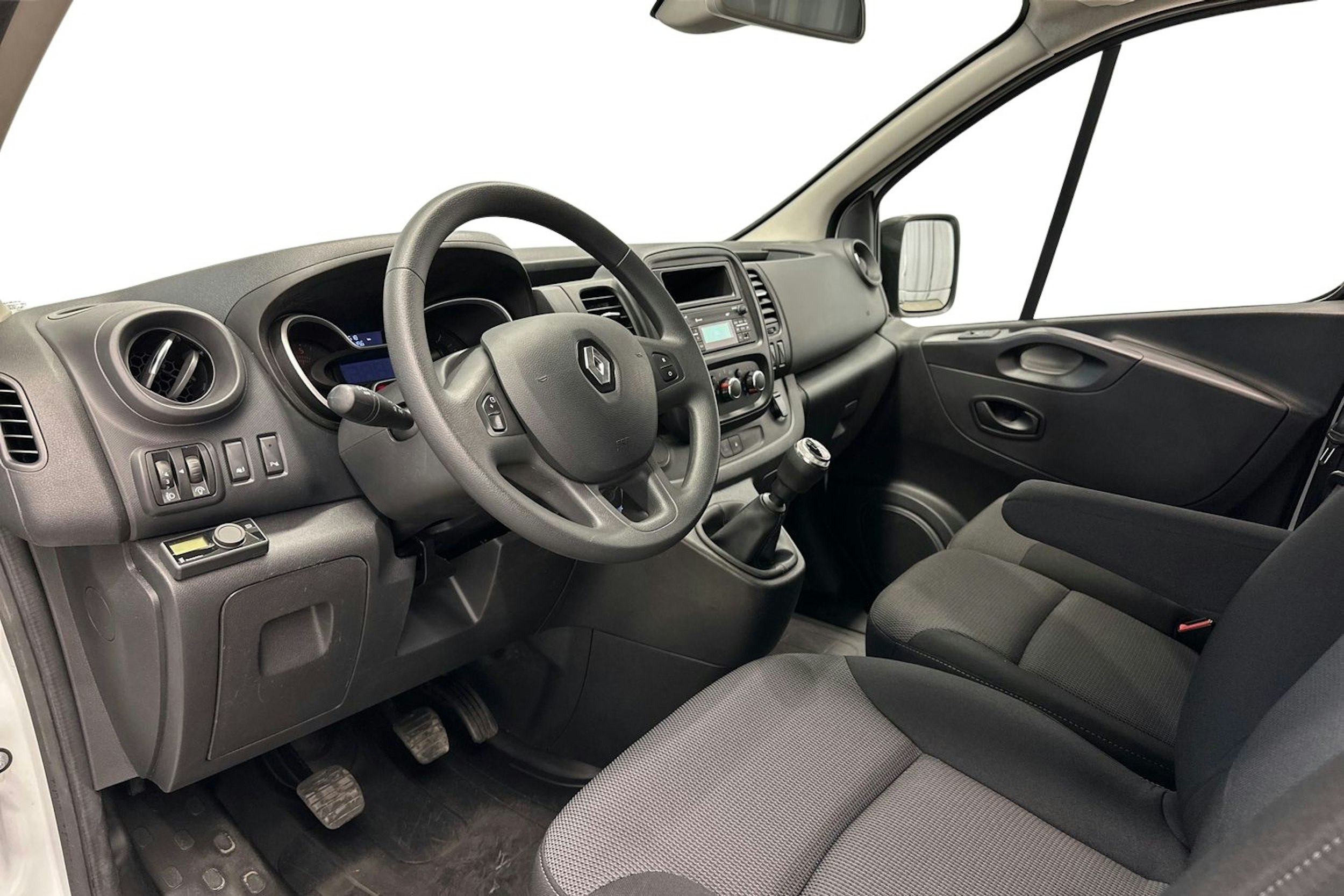 valkoinen Renault Trafic 2021 kuva 6.