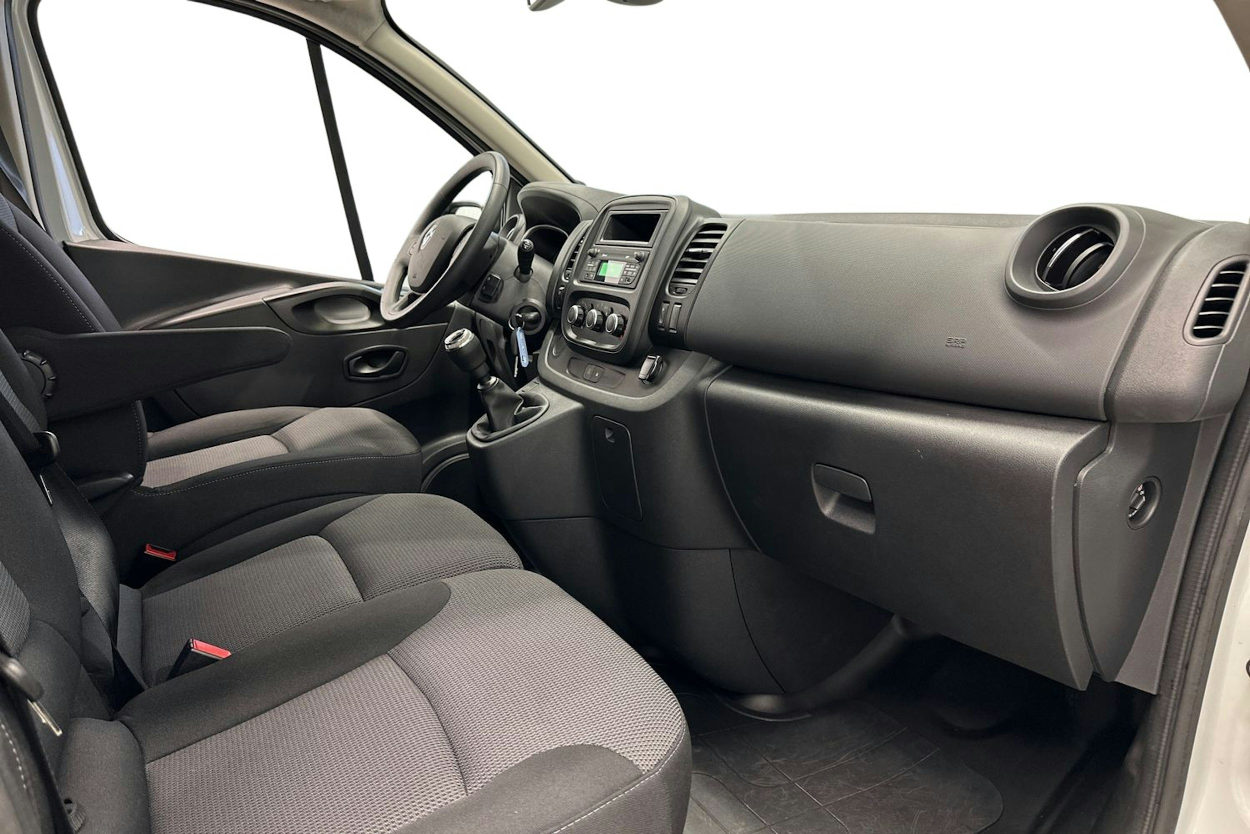 valkoinen Renault Trafic 2021 kuva 8.