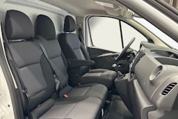 valkoinen Renault Trafic 2021 kuva 9.