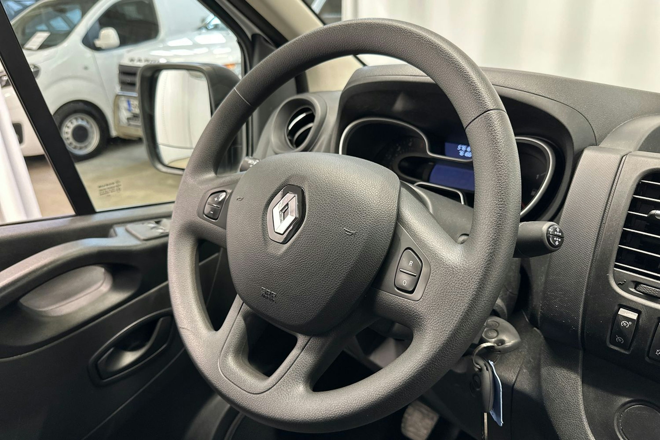valkoinen Renault Trafic 2021 kuva 10.