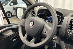valkoinen Renault Trafic 2021 kuva 10.
