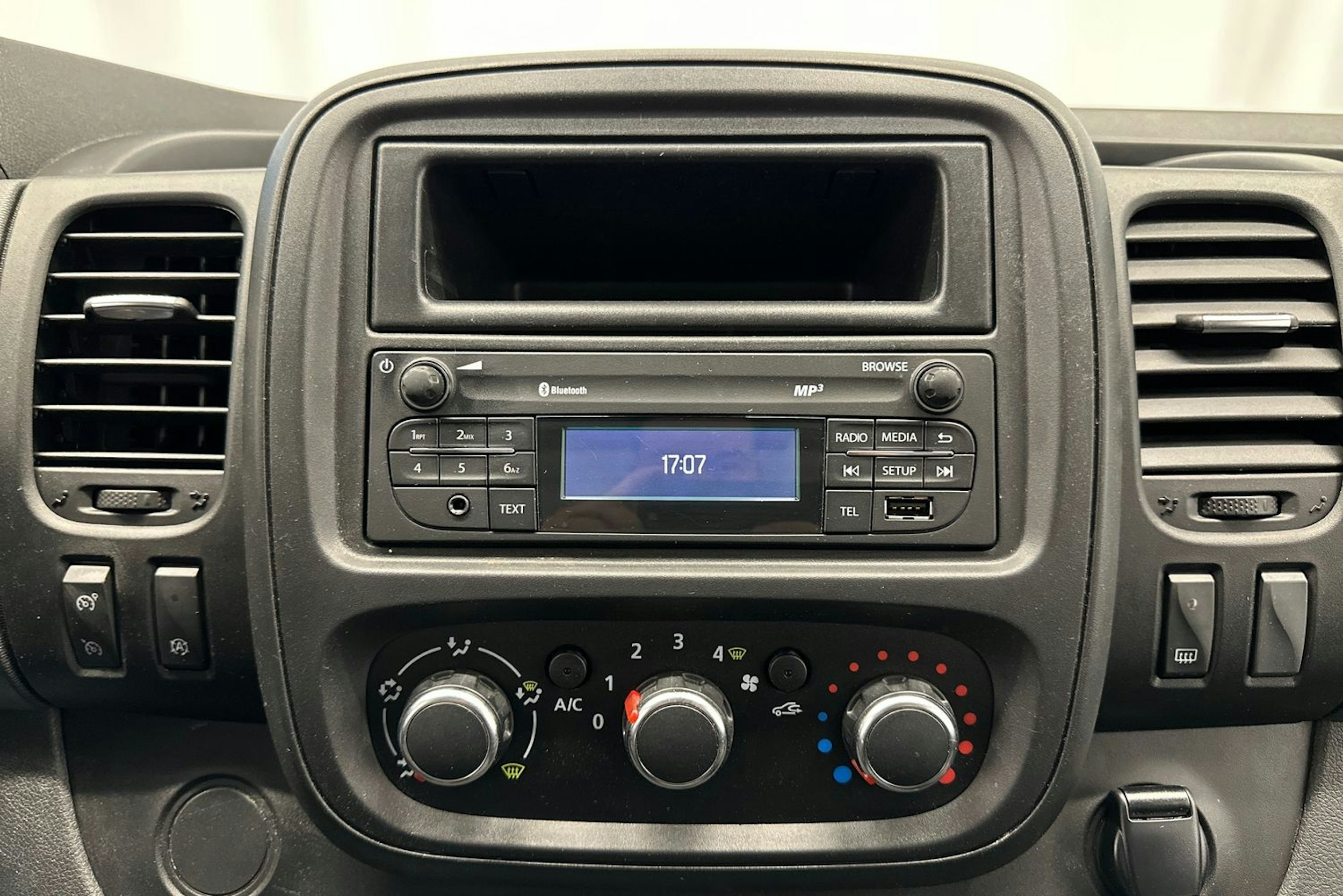 valkoinen Renault Trafic 2021 kuva 11.