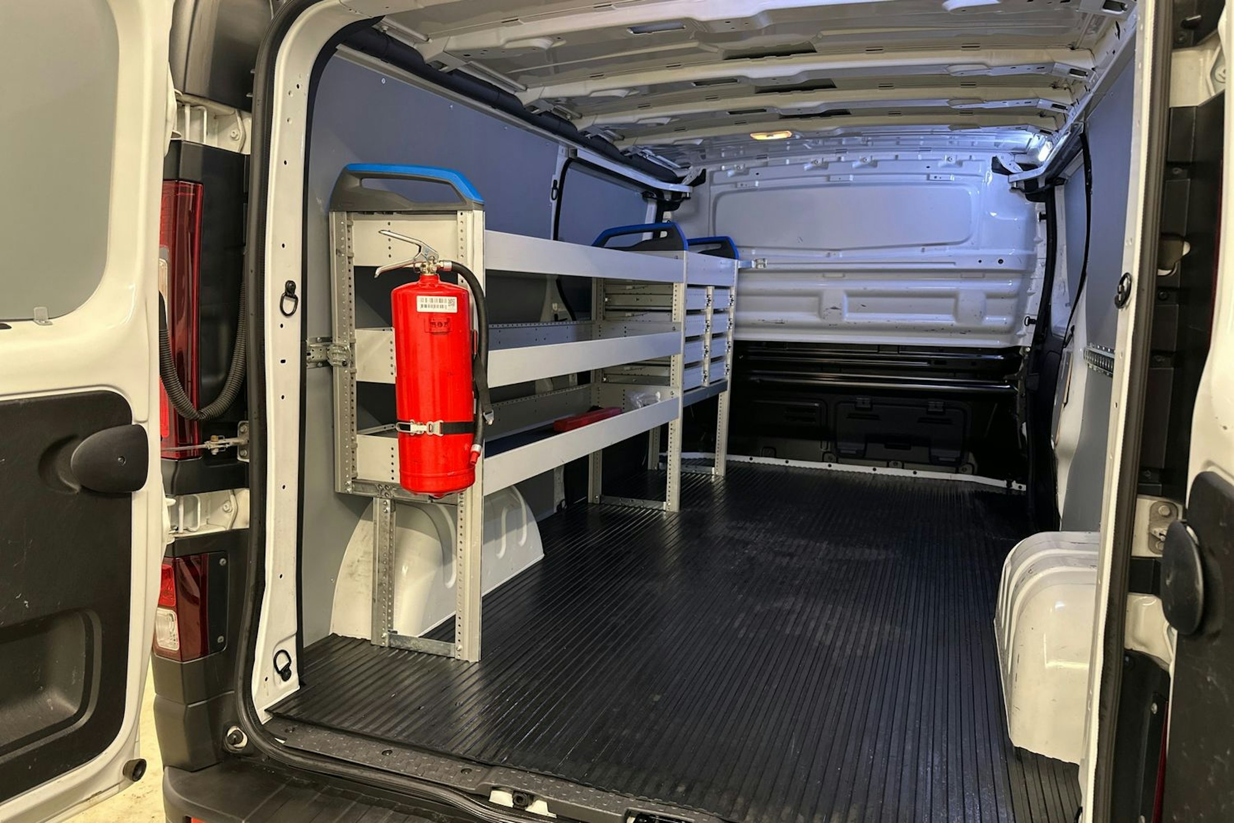 valkoinen Renault Trafic 2021 kuva 18.