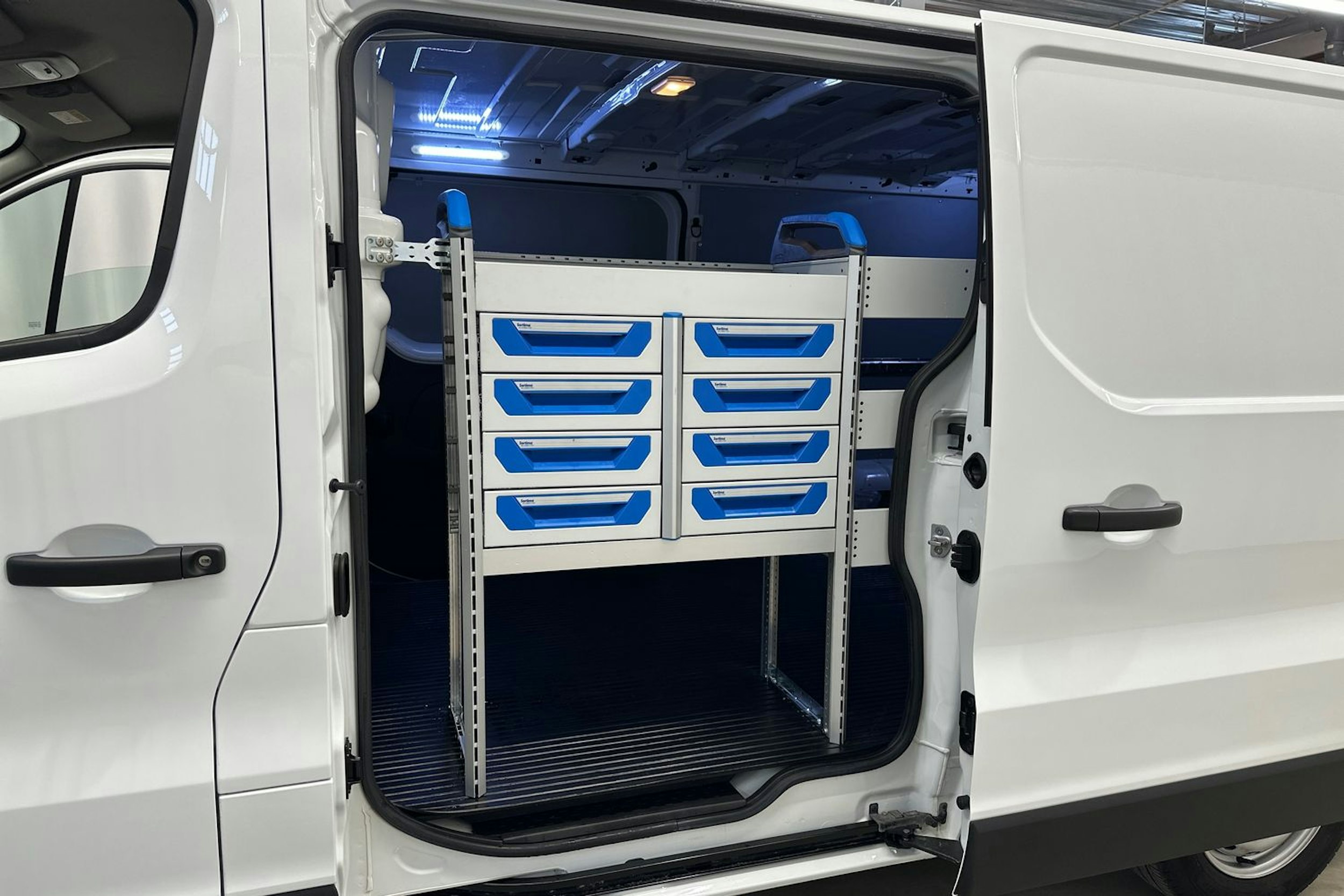 valkoinen Renault Trafic 2021 kuva 20.