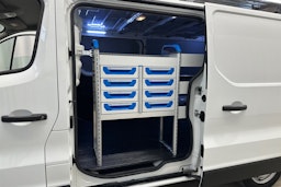 valkoinen Renault Trafic 2021 kuva 20.