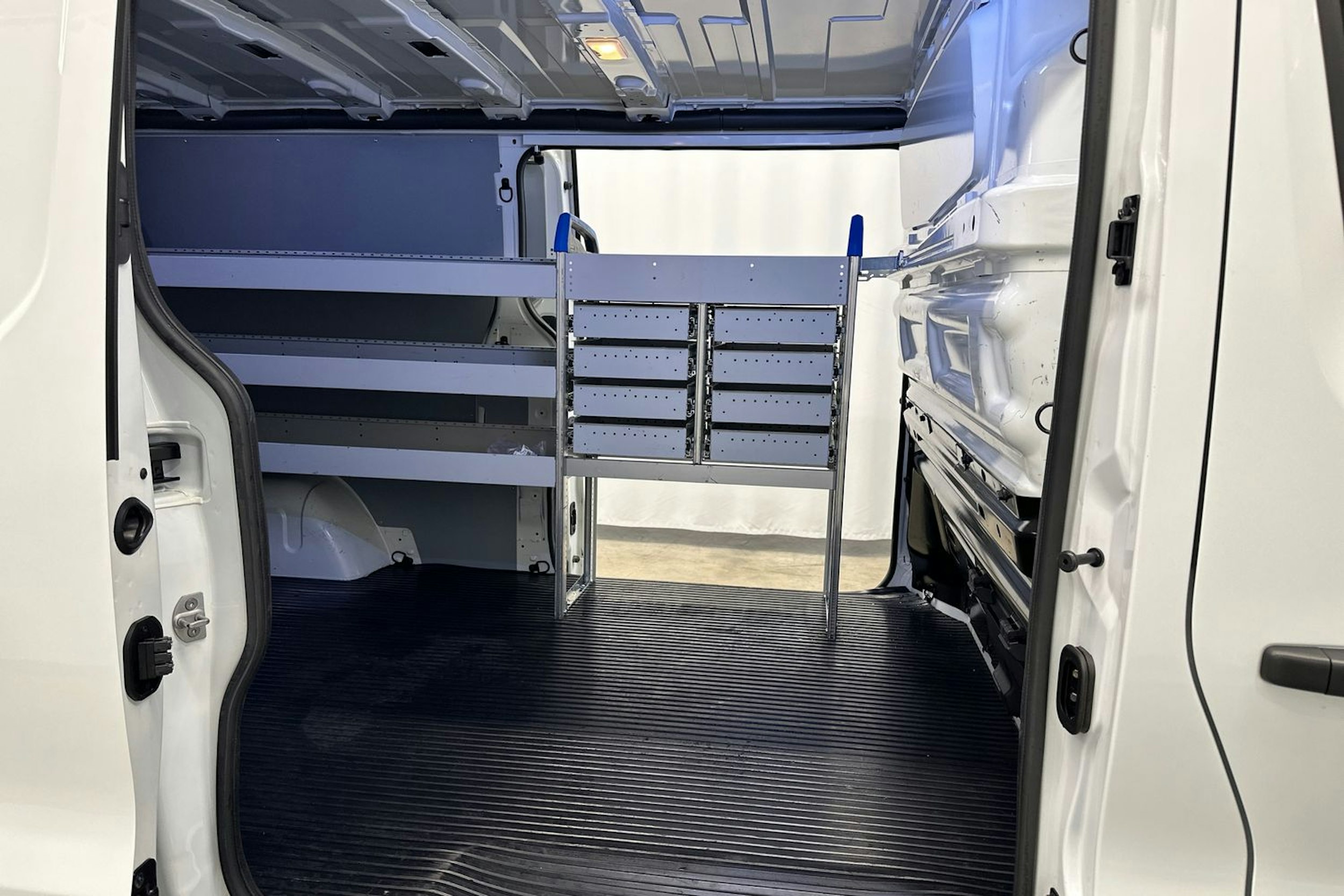 valkoinen Renault Trafic 2021 kuva 21.