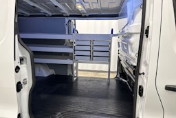 valkoinen Renault Trafic 2021 kuva 21.