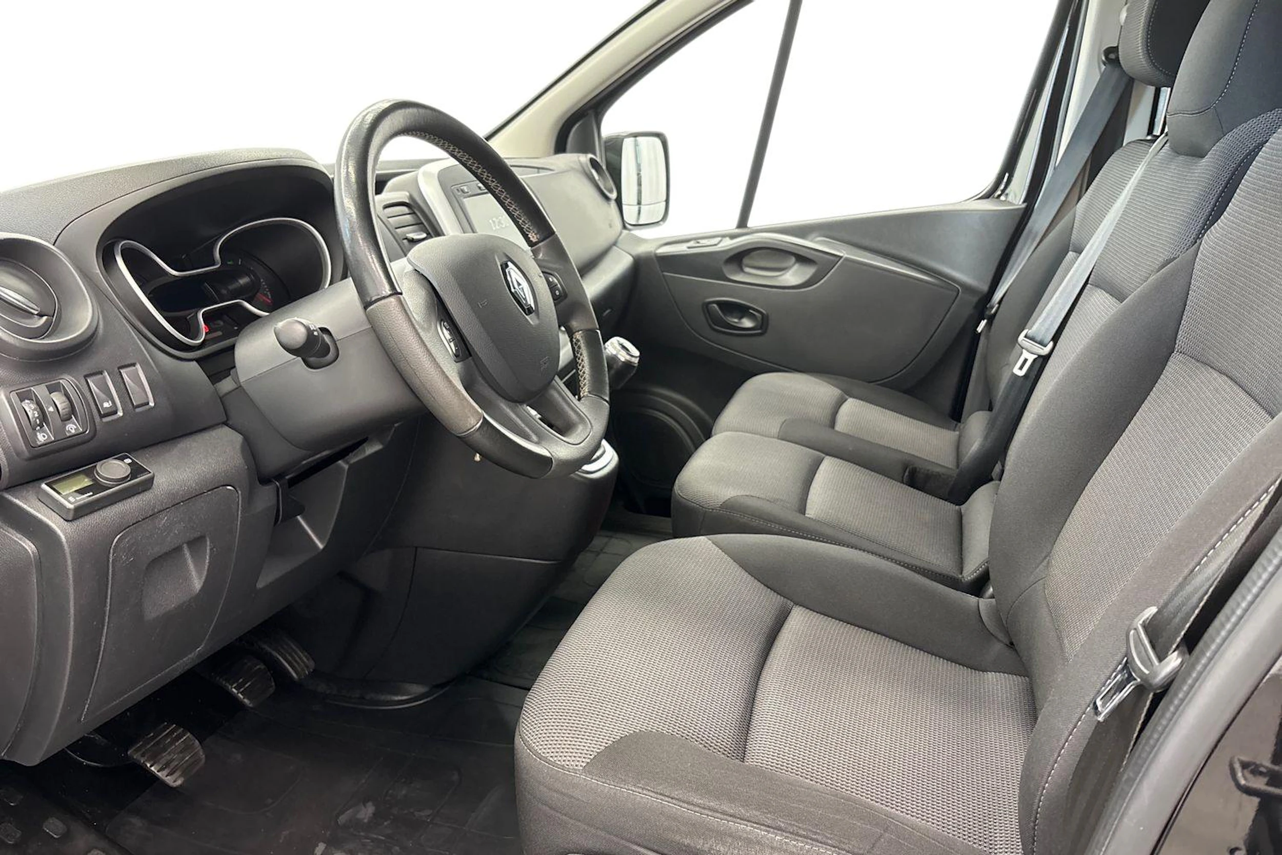 musta Renault Trafic 2021 kuva 6.