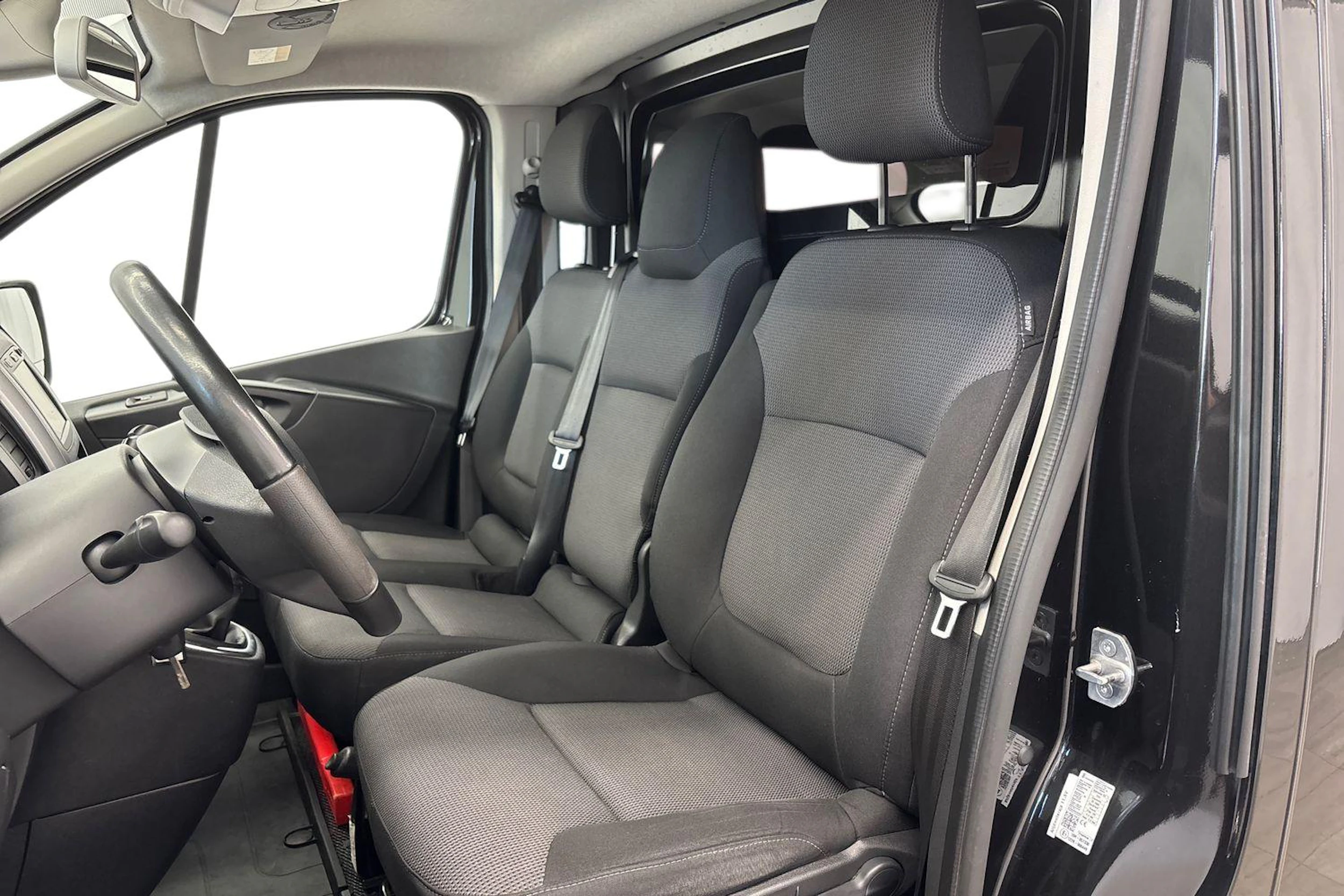 musta Renault Trafic 2021 kuva 8.