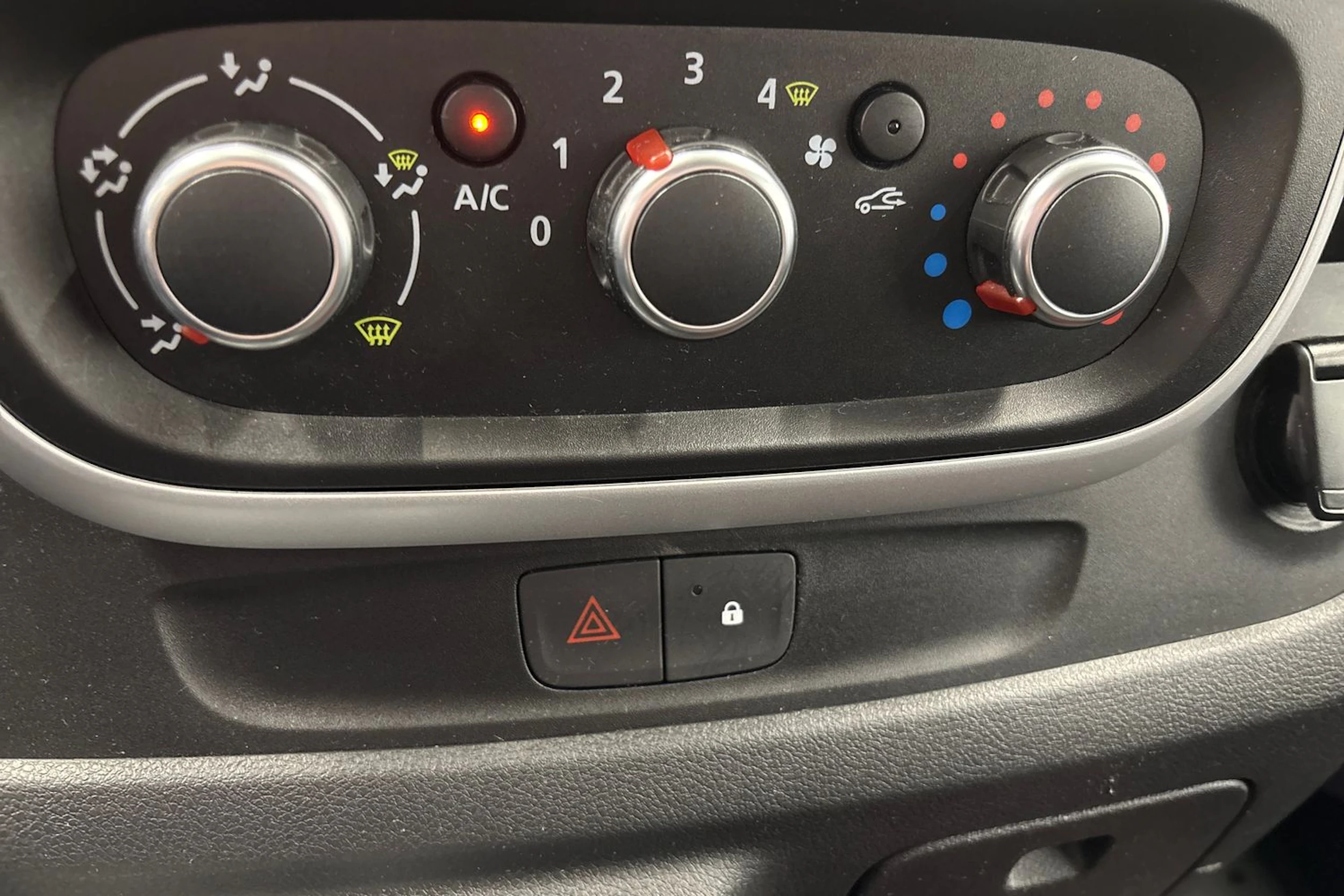 musta Renault Trafic 2021 kuva 15.