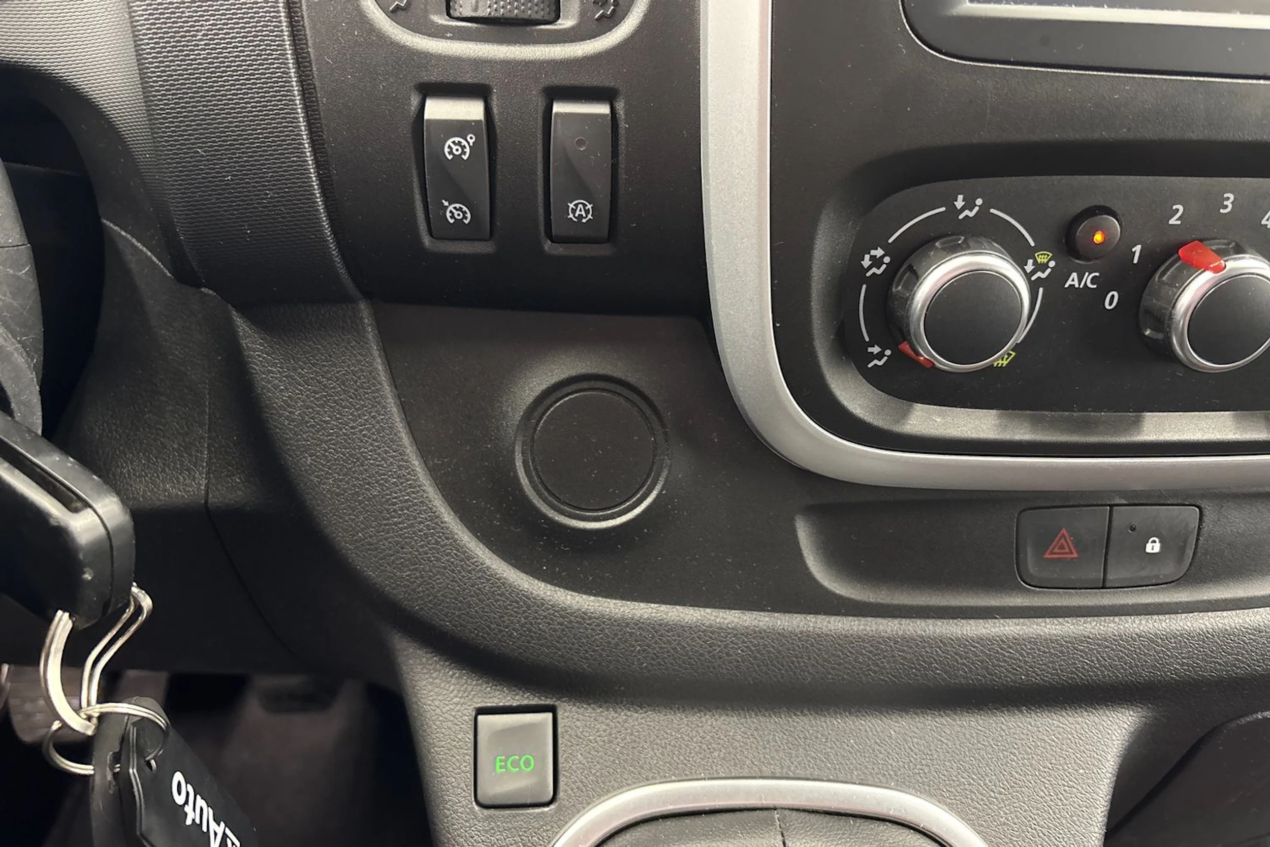 musta Renault Trafic 2021 kuva 16.