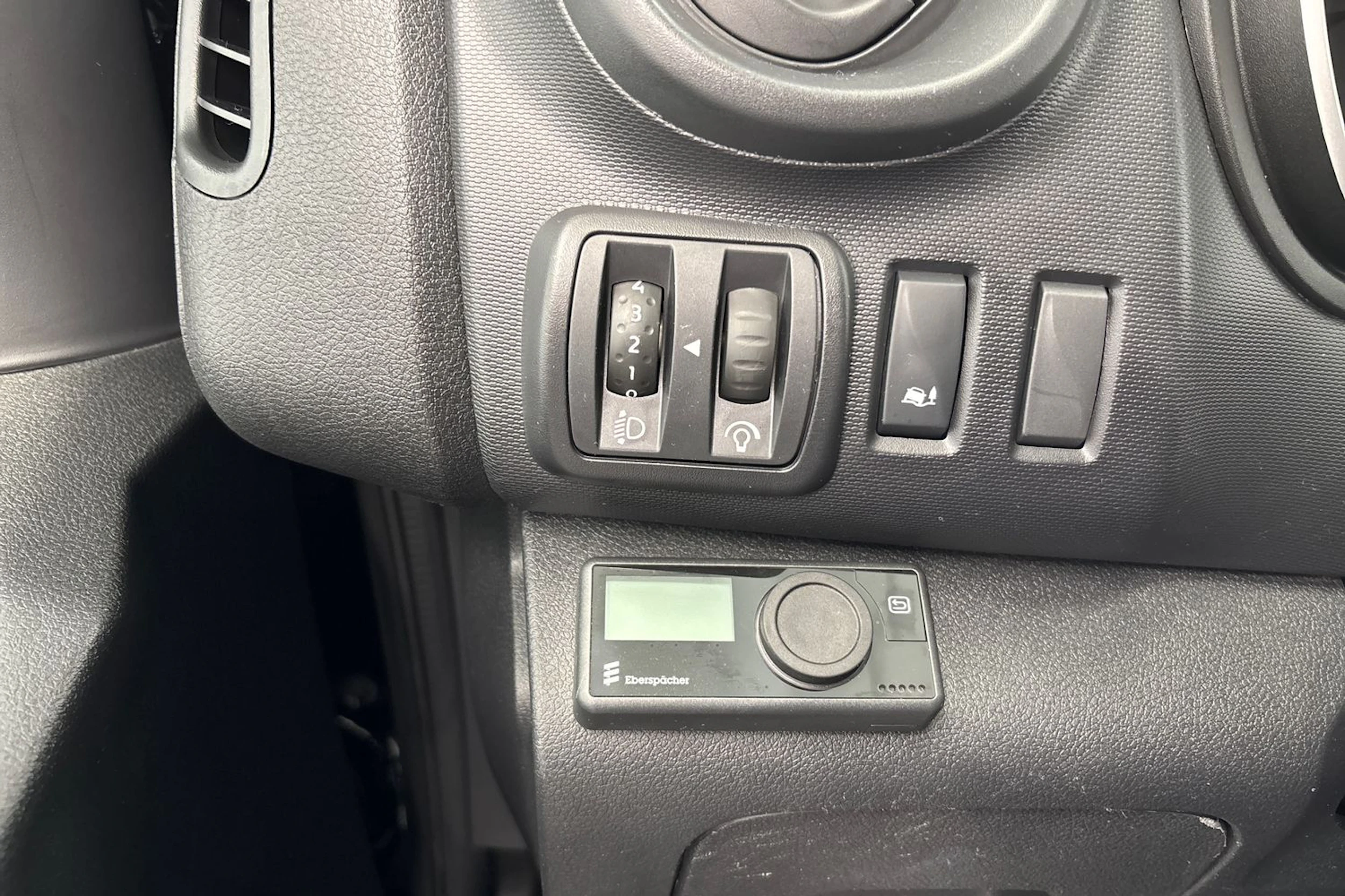 musta Renault Trafic 2021 kuva 20.