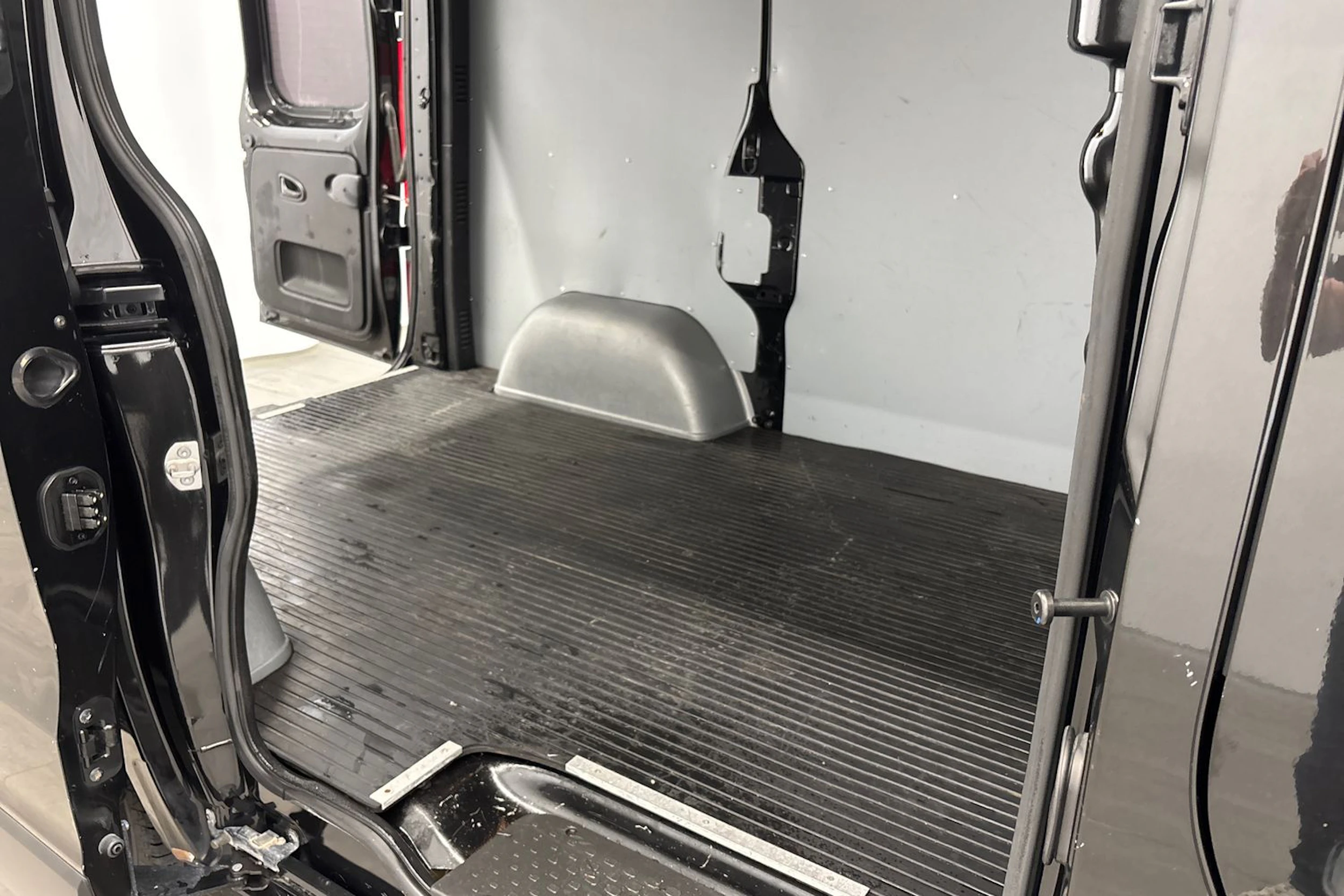 musta Renault Trafic 2021 kuva 23.