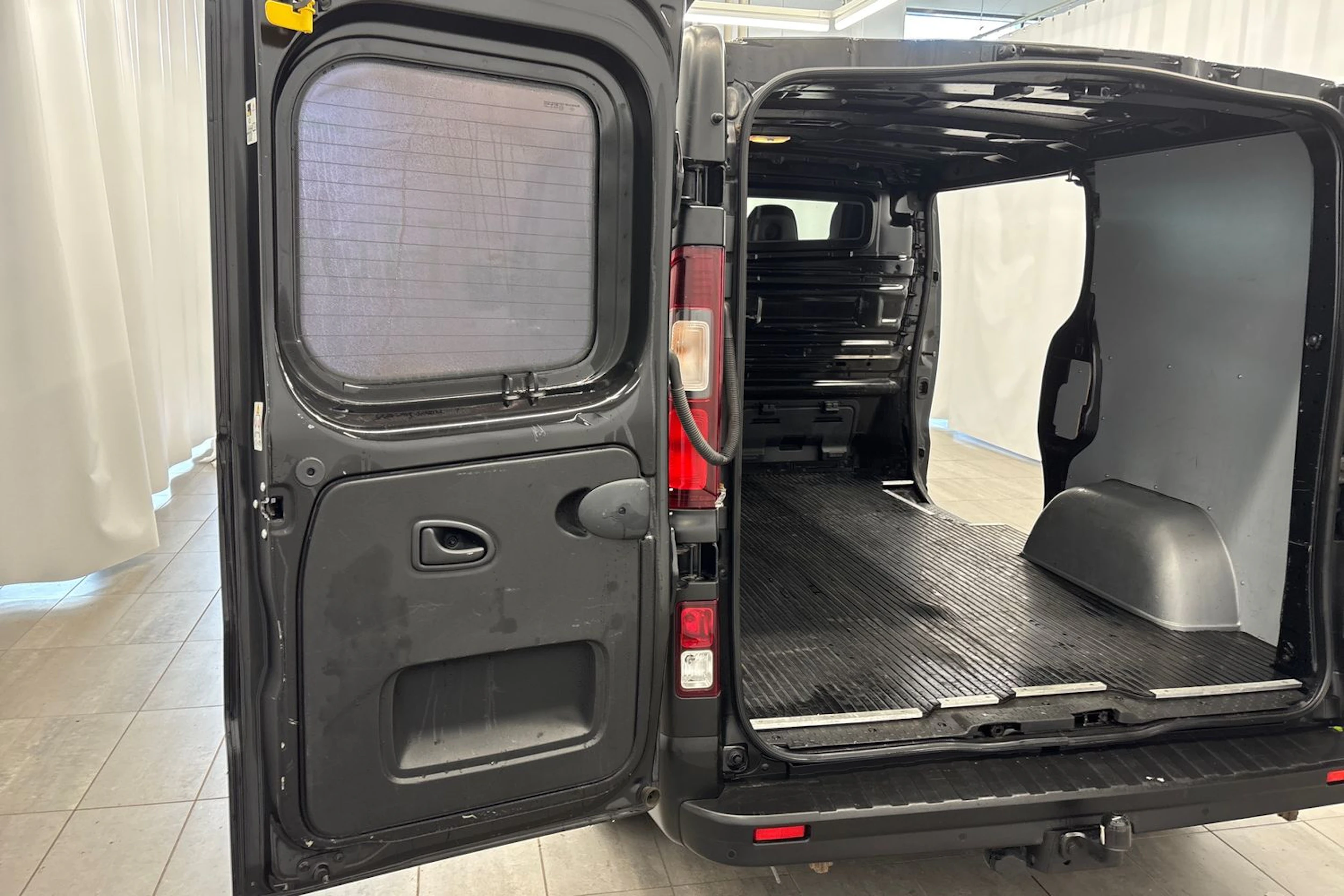 musta Renault Trafic 2021 kuva 24.