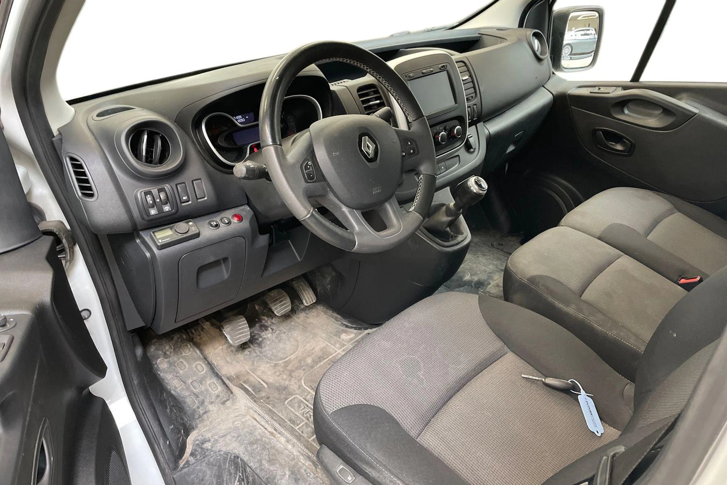 valkoinen Renault Trafic 2022 kuva 3.