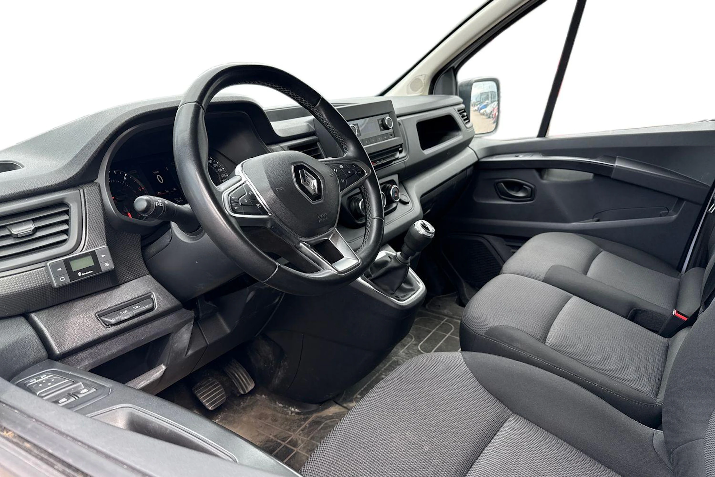 valkoinen Renault Trafic 2022 kuva 3.