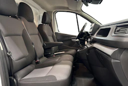 valkoinen Renault Trafic 2022 kuva 11.