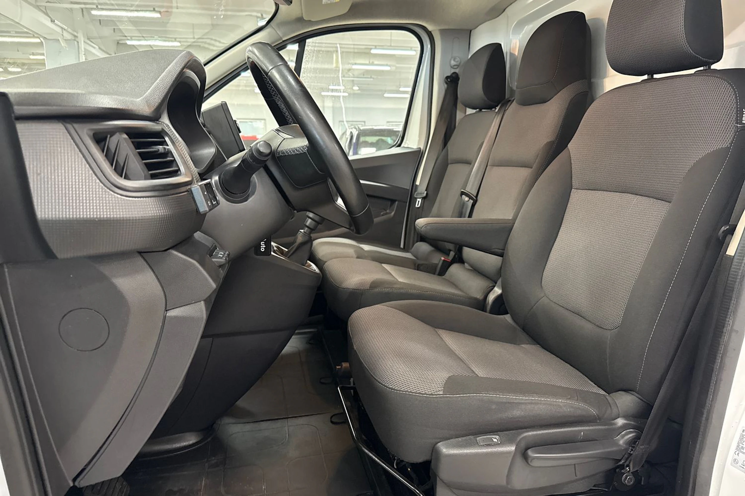 valkoinen Renault Trafic 2022 kuva 16.