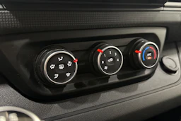 valkoinen Renault Trafic 2022 kuva 21.