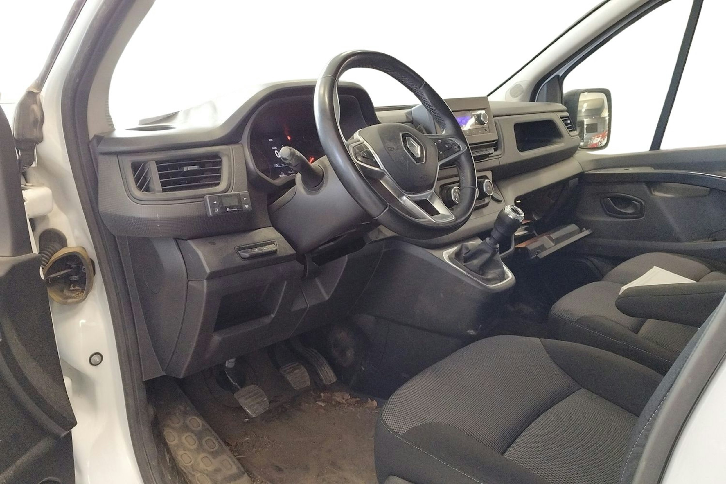 Valkoinen Renault Trafic 2022 kuva 3.
