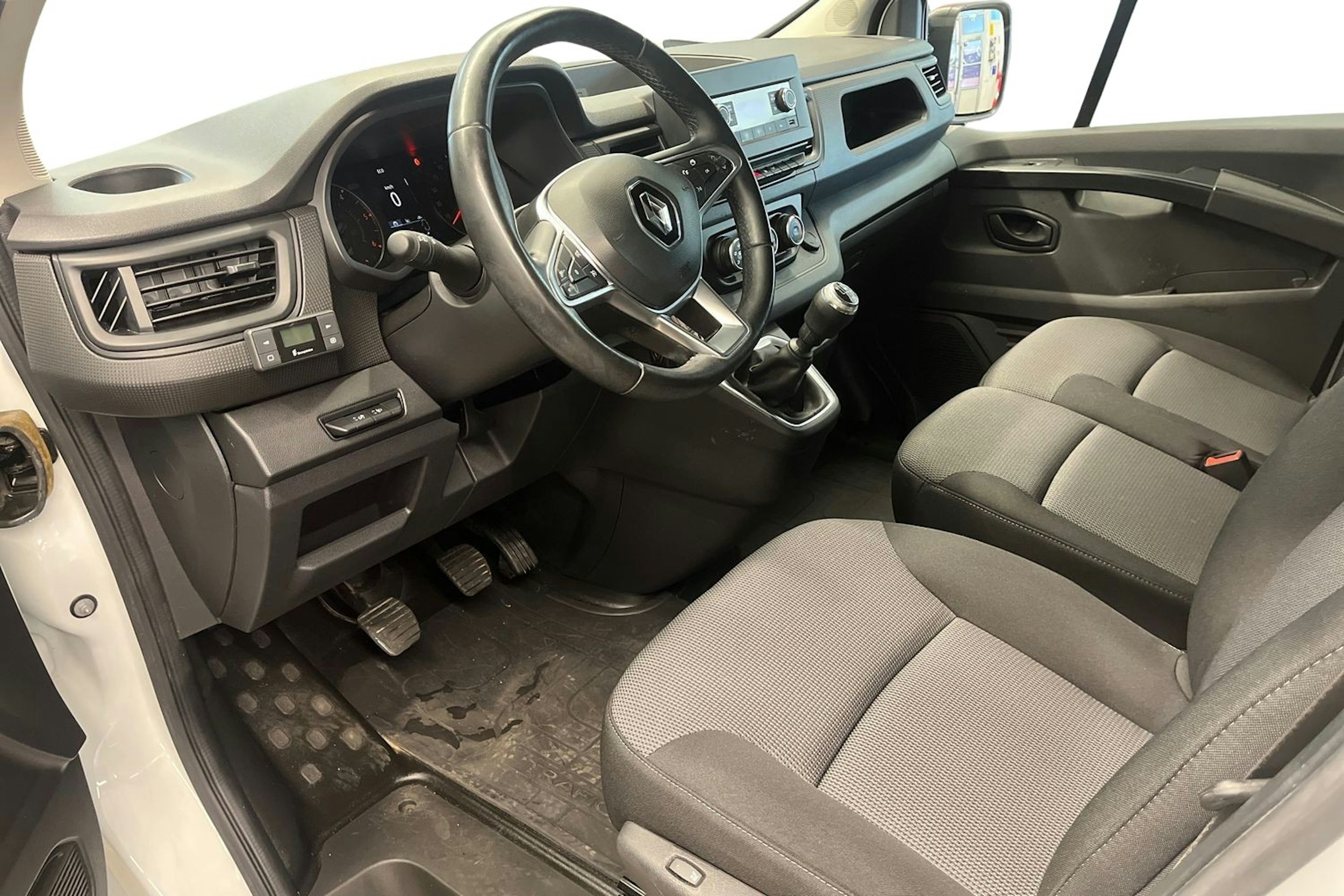 Valkoinen Renault Trafic 2022 kuva 7.